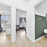 Luxe Stays Jacuzzi - Sleeps 7 - Putney Bridge